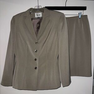 Le Suit 2 Pc Blazer Skirt Suit Set Size 10 P Khaki Tan Peak Lapel Tailored Retro
